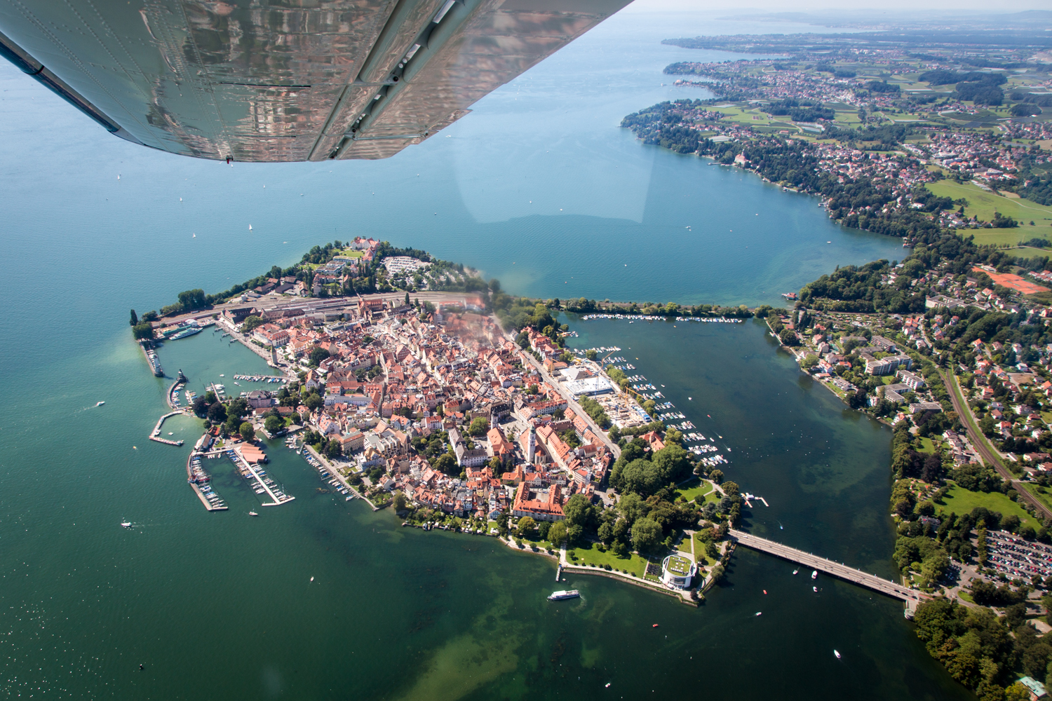 Die Lindauer Insel von oben aus einem Flugzeug fotografiert.