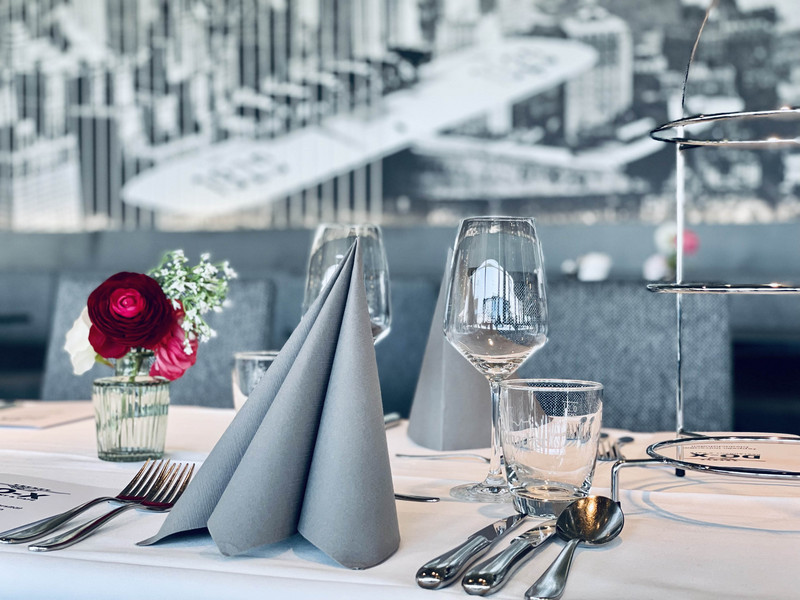 Gedeckter Tisch im DO-X mit Serviette, Besteck und Gläser