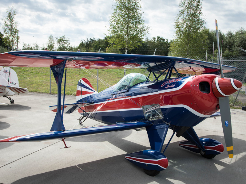 Ein kleines Propellerflugzeug schräg von Vorne betrachtet, steht auf dem Rollfeld.