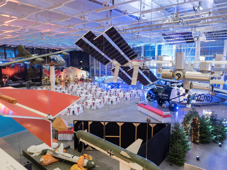 Der Hangar mit Flugzeugen und Elementen für eine Veranstaltung.