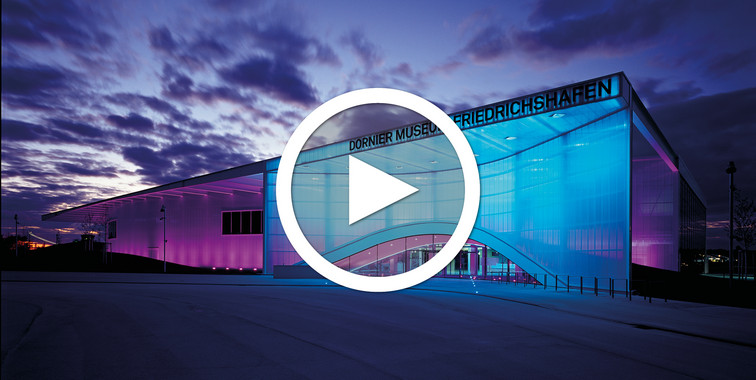360 Grad Tour Vorschaubild mit Playbutton und im Hintergrund das Museum bei Nacht.