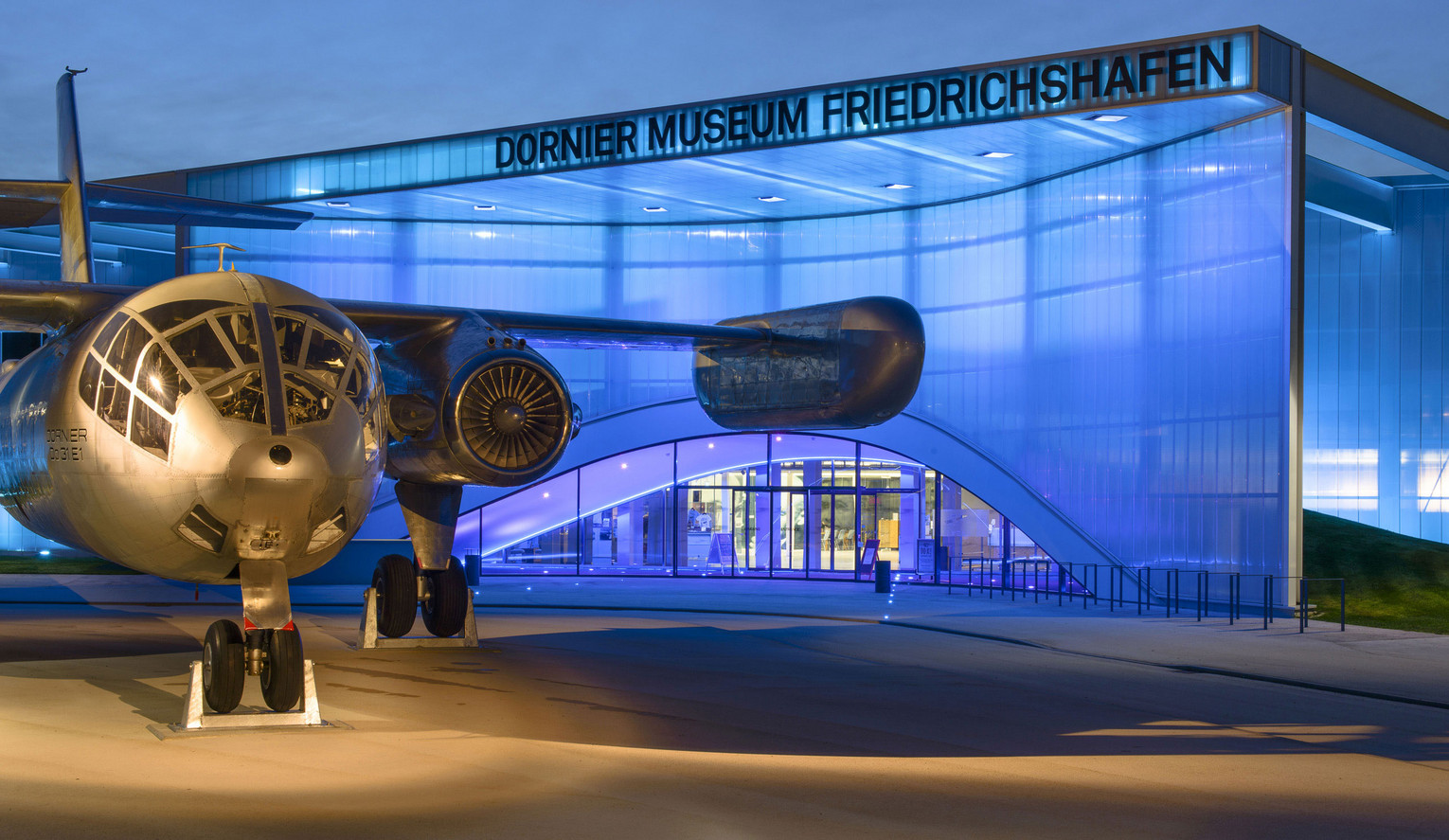 Außenaufnahme des Dornier Museums bei Nacht