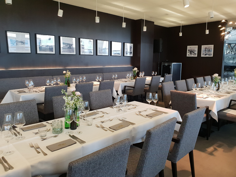 Elegant gedeckte Tische im Dornier Restaurant.