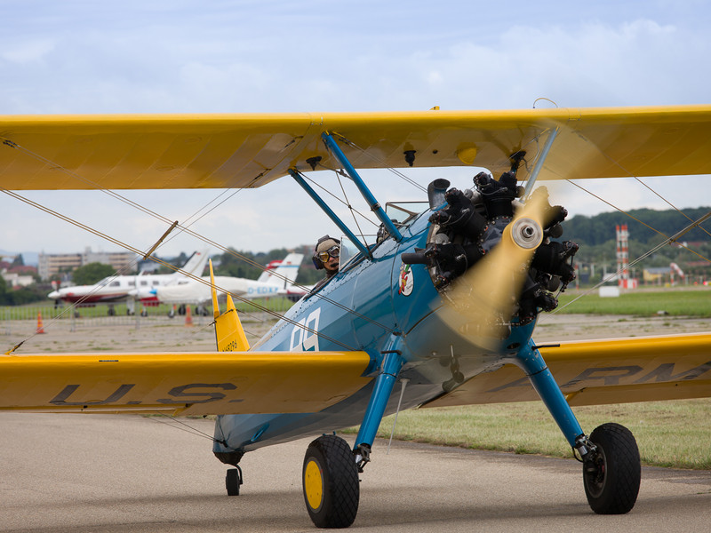 Ein Propellerflugzeug nimmt Fahrt auf, der Propeller dreht sich.