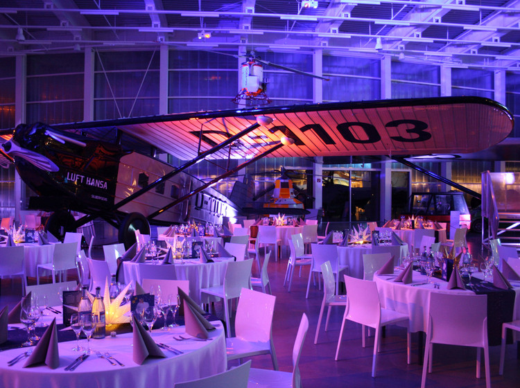Veranstaltung bei Nacht im Hangar des Dornier Museum