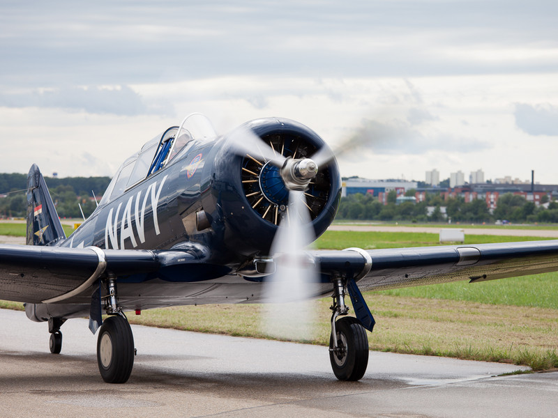 Kurz vor dem Abflug: Ein Propellerflugzeug nimmt Fahrt auf.