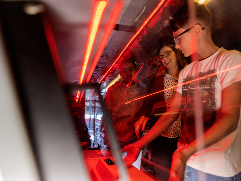 Schüler arbeiten mit einem Laser, um ein Projekt oder Experiment durchzuführen.