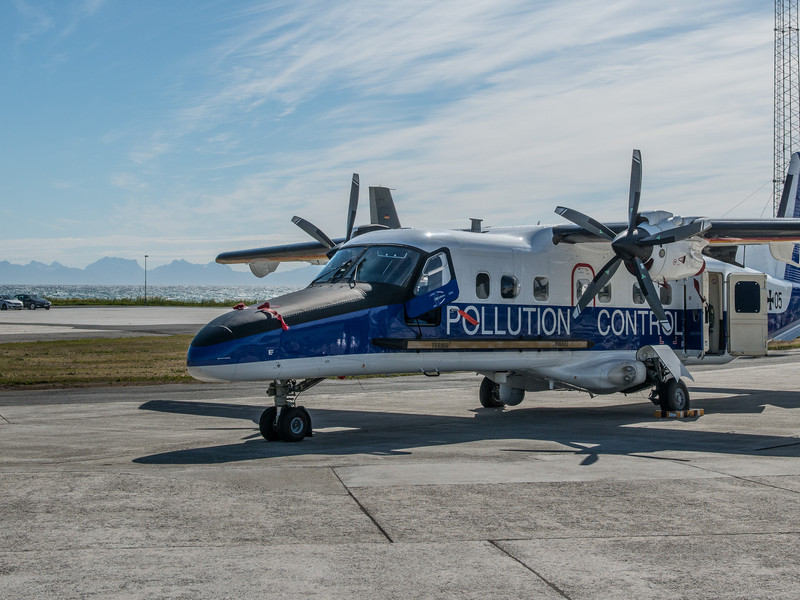 Ein zweimotoriges Propellerflugzeug steht auf dem Rollfeld.