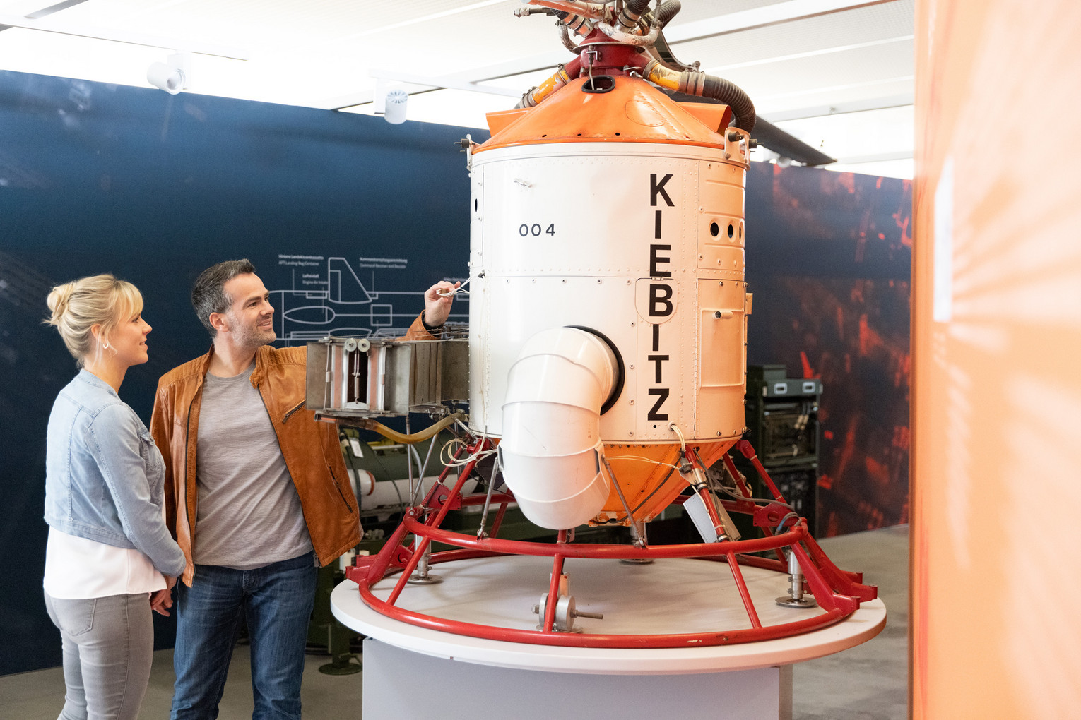 Besucher in der Raumfahrtausstellung des Dornier Museum