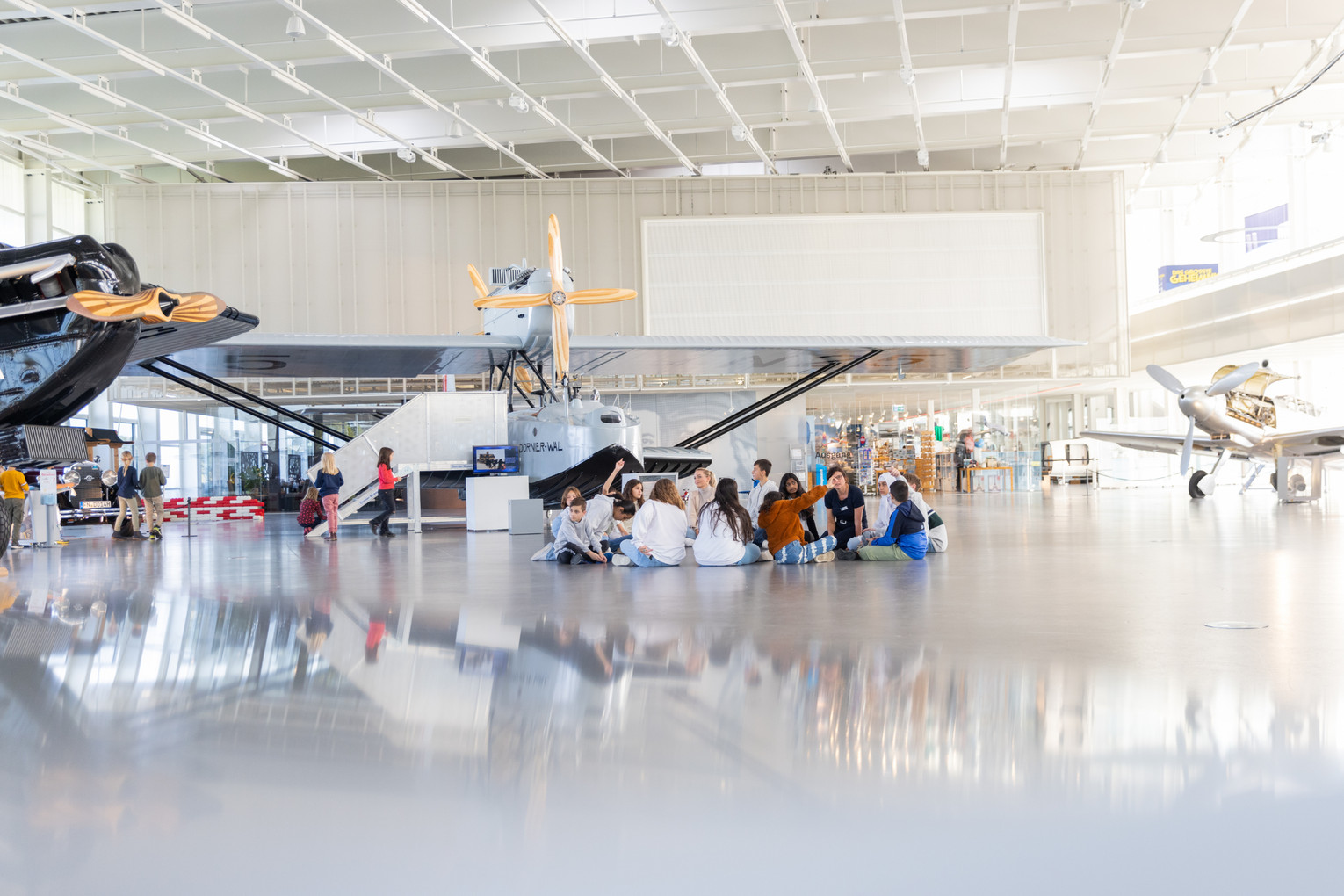 Der Hangar mit einer Schulklasse im Hintergrund.