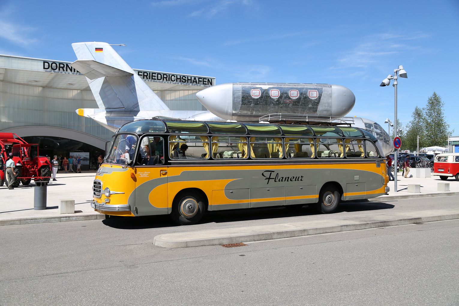 Ein gelber Shuttlebus steht vor einem Flugzeug auf dem Rollfeld.