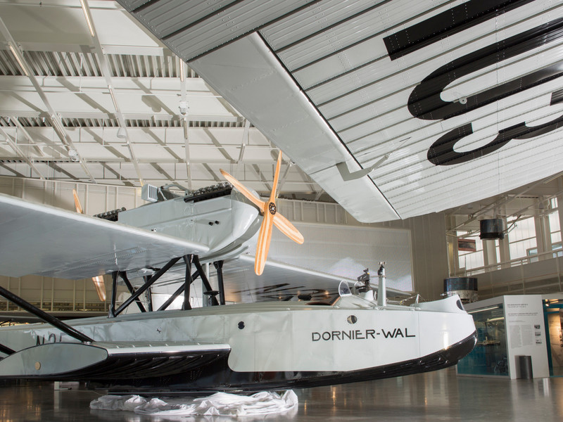 Großaufnahme des historischen Dornier WAL-Flugboots in der lichtdurchfluteten Haupthalle des Dornier Museums