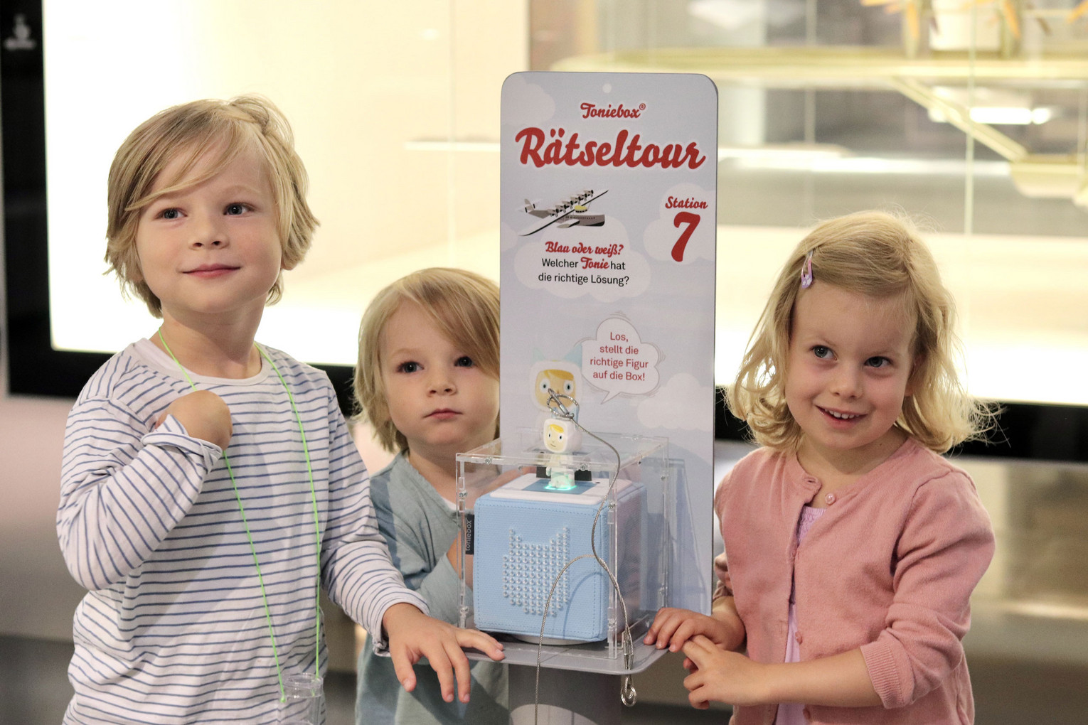 Drei Kinder stehen neben einer Station mit Toniebox im Dornier Museum