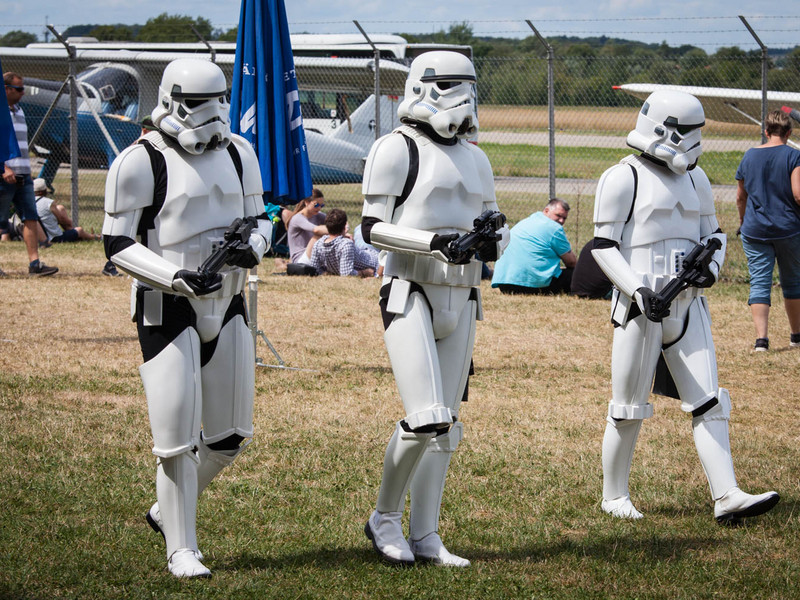Drei Stormtrooper laufen über eine Wiese.