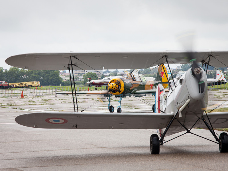 Ein Propellerflugzeug auf der Startbahn, bereit zum Abheben.